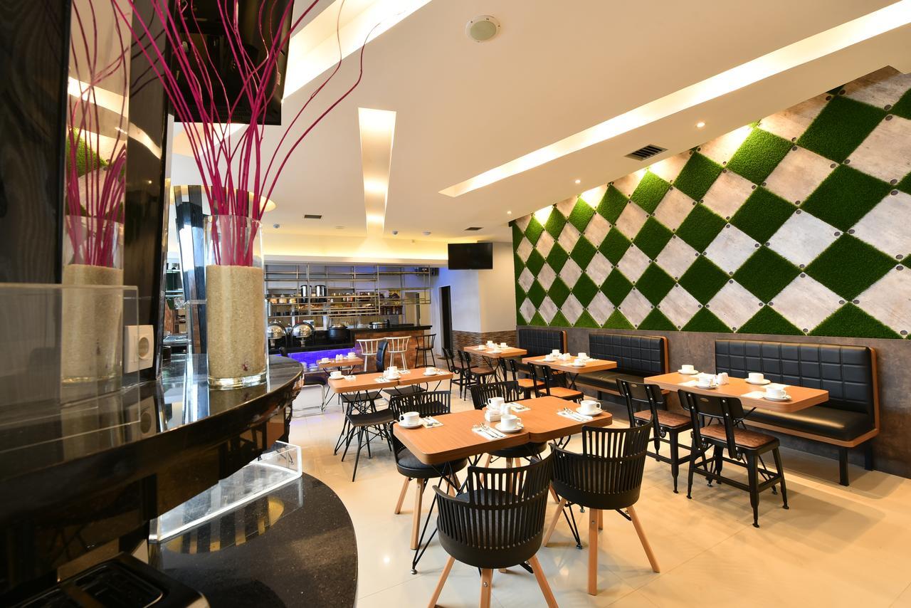 Midtown Xpress Balikpapan Hotel Exterior photo